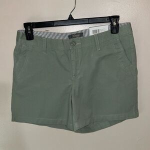 Natural Reflections Shorts Lily Pad Green Size 10 NWT